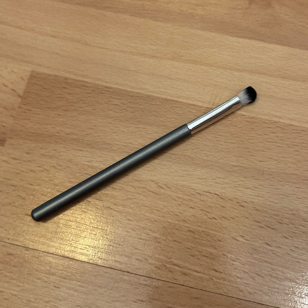 Unbranded eye shadow brush